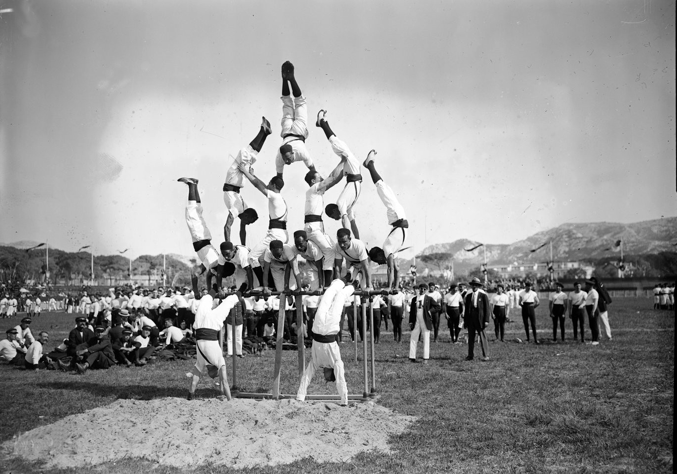 Tunisie 1922-société de gymnastique de Tunis [une pyramide lors de la fête fédérale de l'Union des sociétés de gymnastique de France