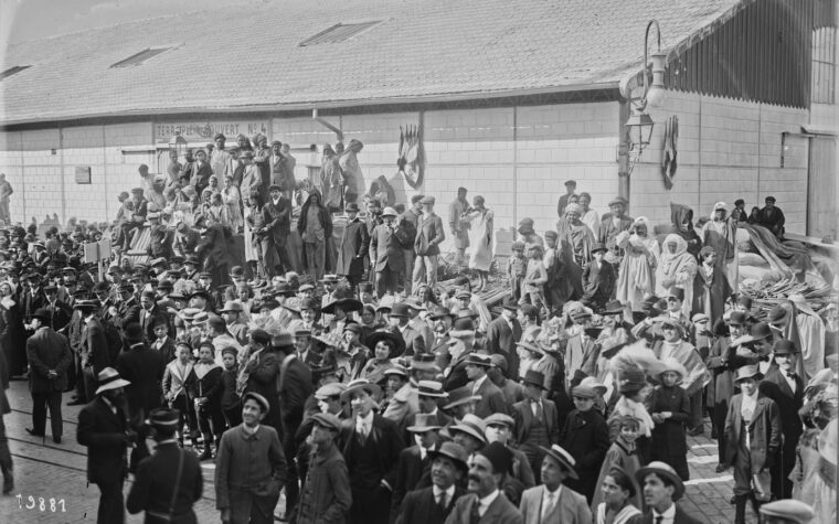 Tunis, la foule sur le port attendant le débarquement des paquebots en 1912