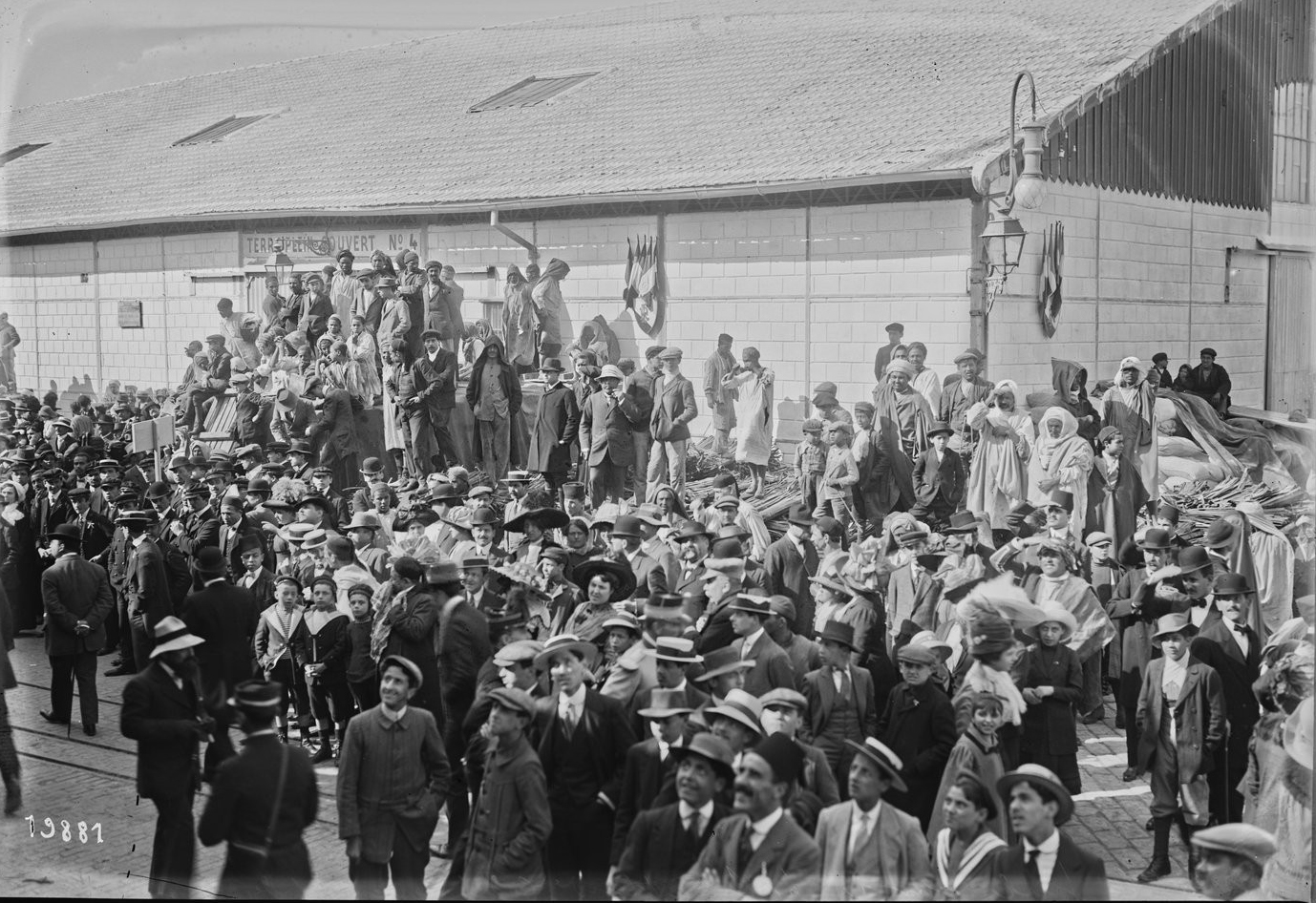 Tunis, la foule sur le port attendant le débarquement des paquebots en 1912