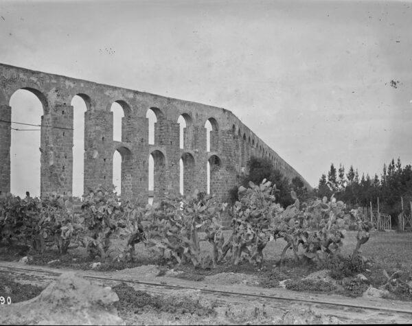 Tunisie , ruines d'aqueduc amenant les eaux de Zagouan
