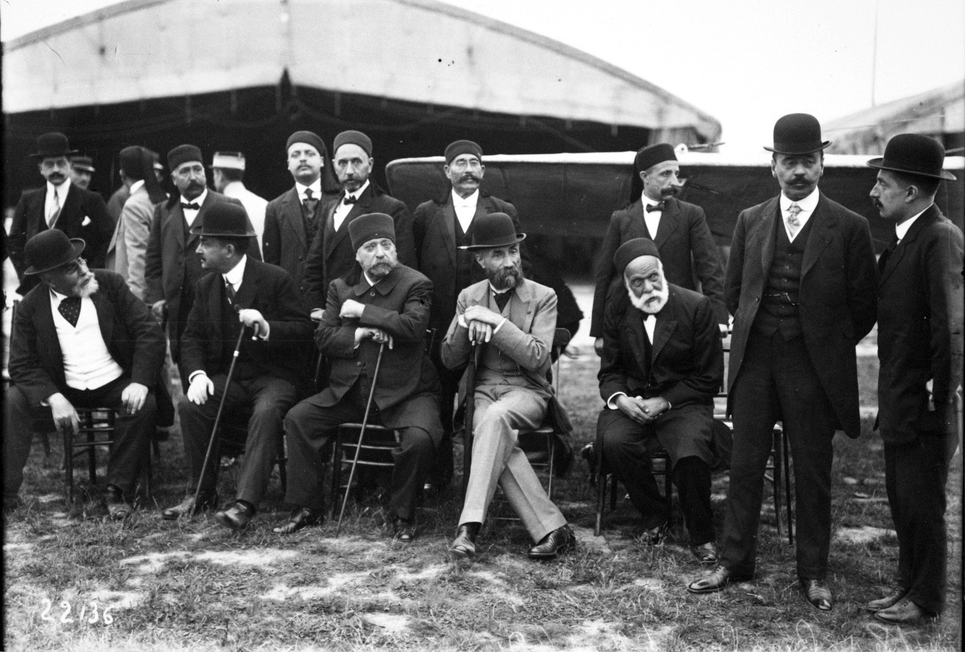 Le Bey Mohammed en-Nasr (1855-1922) en visite à l'aérodrome de Buc, avec Sidi Yousef Djait premier ministre 18-7-1912