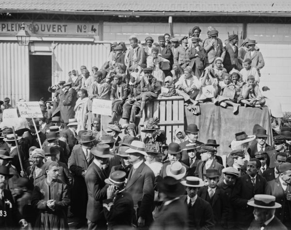 Tunis, Indigènes et colons attendant les arrivées des bateaux pour le passeport des bagages en 1912