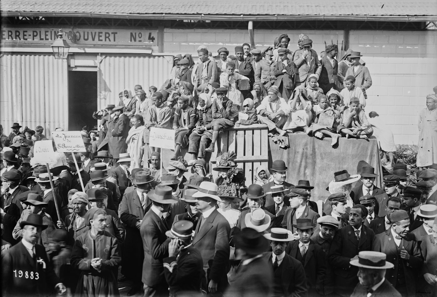 Tunis, Indigènes et colons attendant les arrivées des bateaux pour le passeport des bagages en 1912