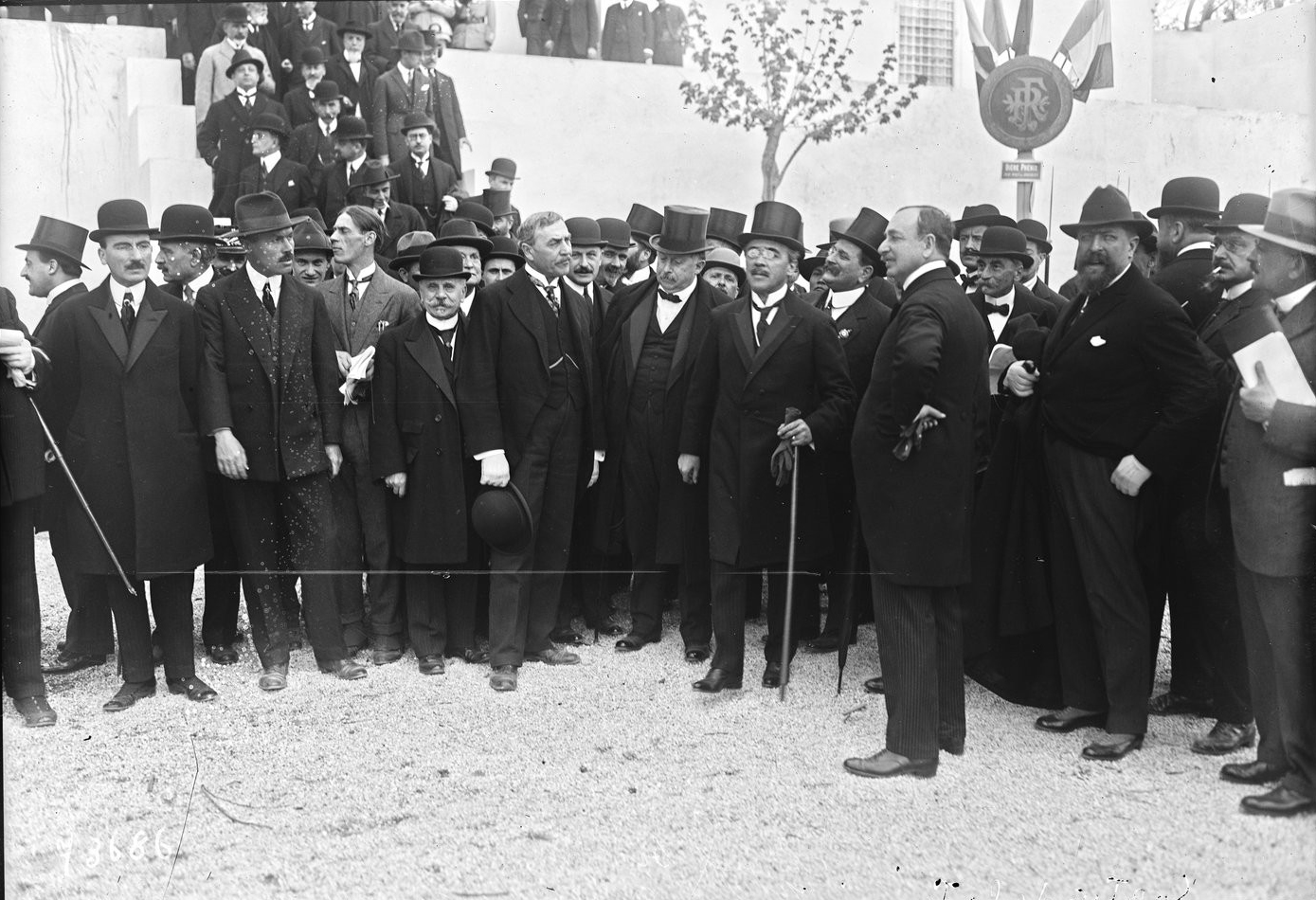 sortie du Palais de la Tunisie, Albert Sarraut et Lucien Dior en 1922