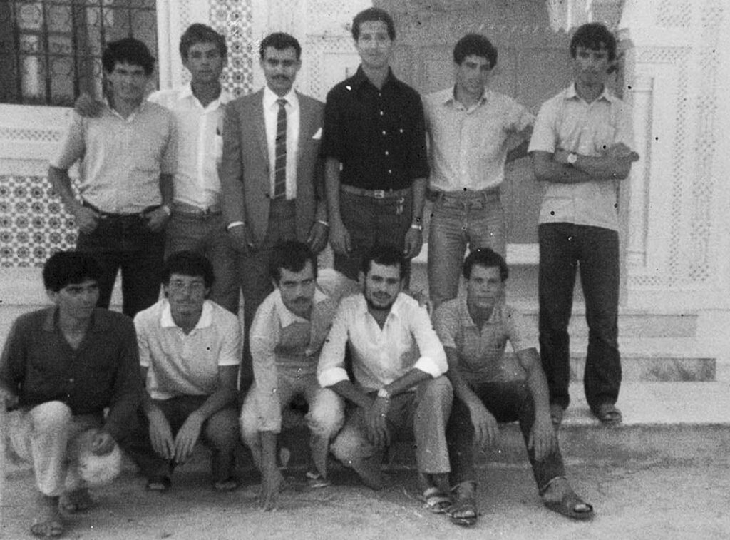 صورة لمجموعة من الإخوة التقطت بمناسبة عرس الأخ محمد الجميل سنة 1982