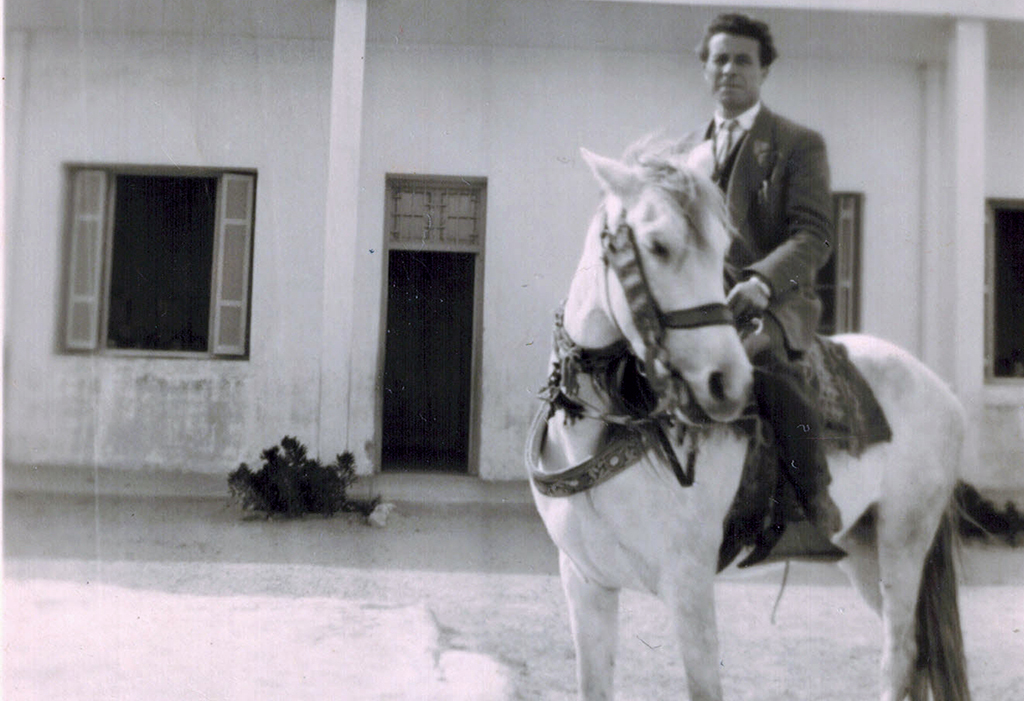 الوالد محمد بن حميدة بمدرسة الصندوق بسيدي بوزيد سنة 1960
