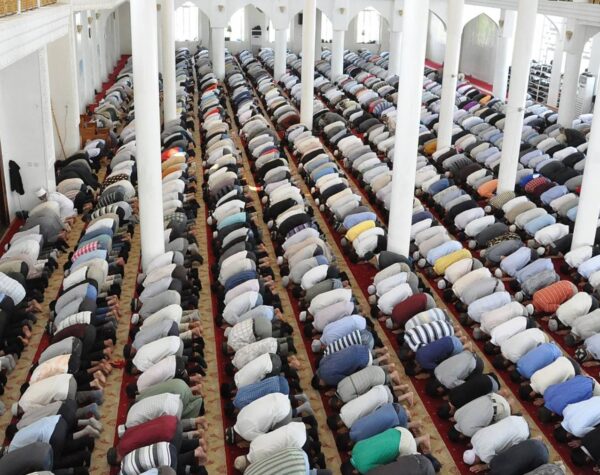 صلاة الجمعة في مجتمعات المسلمين عبر التاريخ